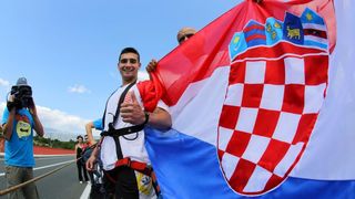 30.06.2013., Zadar – Povodom ulaska Republike Hrvatske u Europsku uniju mladic i djevojka skocili su s Maslenickog mosta sa zastavom Europske unije, dok je mladi Britanac skocio sa hrvatskom zastavom. Photo: Filip Brala/PIXSELL Autor  Filip Brala/PIXSEL