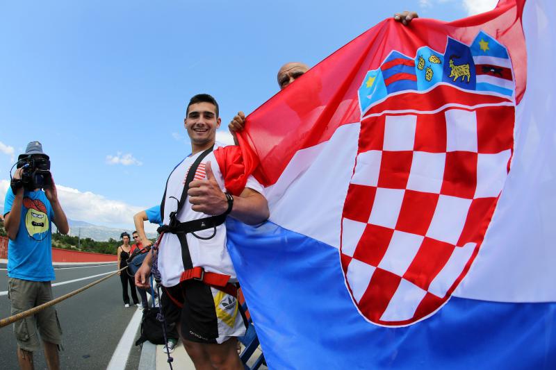 30.06.2013., Zadar – Povodom ulaska Republike Hrvatske u Europsku uniju mladic i djevojka skocili su s Maslenickog mosta sa zastavom Europske unije, dok je mladi Britanac skocio sa hrvatskom zastavom. Photo: Filip Brala/PIXSELL Autor  Filip Brala/PIXSEL