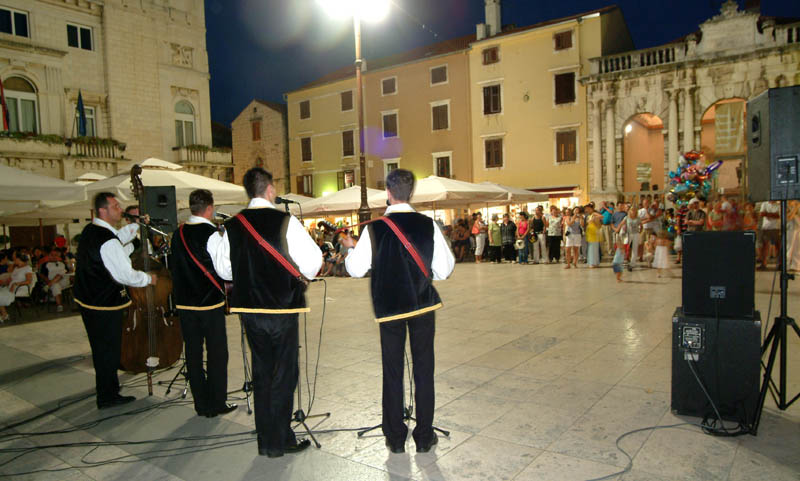 Pet Tambura na Narodnom trgu