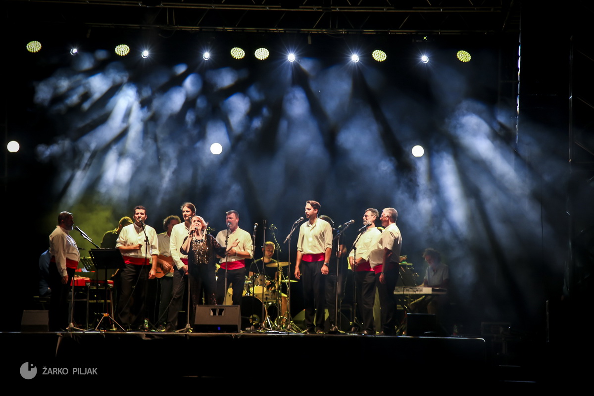 Zorica Kondža i klapa Cambi @ bazen Ilirije u Biogradu