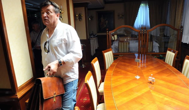 Zadar, 240511
Danas je u Zadru odvjetnik Vladimir Gredelj zapoceo  pljenidbu imovine vlasnika Hotela President zbog duga od 20 milijuna kuna prema njegovoj stranci.
Na fotografiji: Vladimir Gredelj u hotelu president sa sudskim ovrsiteljem.
Foto: Andrija