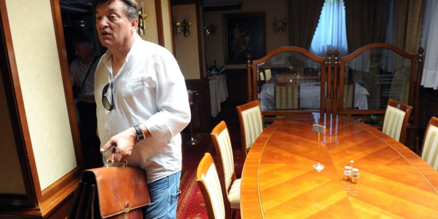 Zadar, 240511
Danas je u Zadru odvjetnik Vladimir Gredelj zapoceo  pljenidbu imovine vlasnika Hotela President zbog duga od 20 milijuna kuna prema njegovoj stranci.
Na fotografiji: Vladimir Gredelj u hotelu president sa sudskim ovrsiteljem.
Foto: Andrija