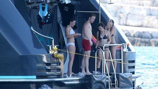 Članovi benda U2 David Howell Evans poznatiji kao The Edge i Adam Clayton odmaraju na Paklenim otocima u pauzi snimanja novog albuma