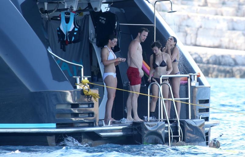 Članovi benda U2 David Howell Evans poznatiji kao The Edge i Adam Clayton odmaraju na Paklenim otocima u pauzi snimanja novog albuma