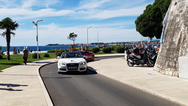 Pink Wing, jedinstvena gastro-turistička karavana luksuznih automobila gostovala je u Zadru na Pozdravu suncu. Foto: Mladen Malik