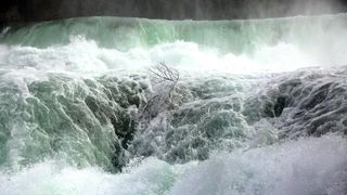 Vjetar raznoseći vodenu pjenu i sitne kapljice stvara poseban ugođaj u NP Krka