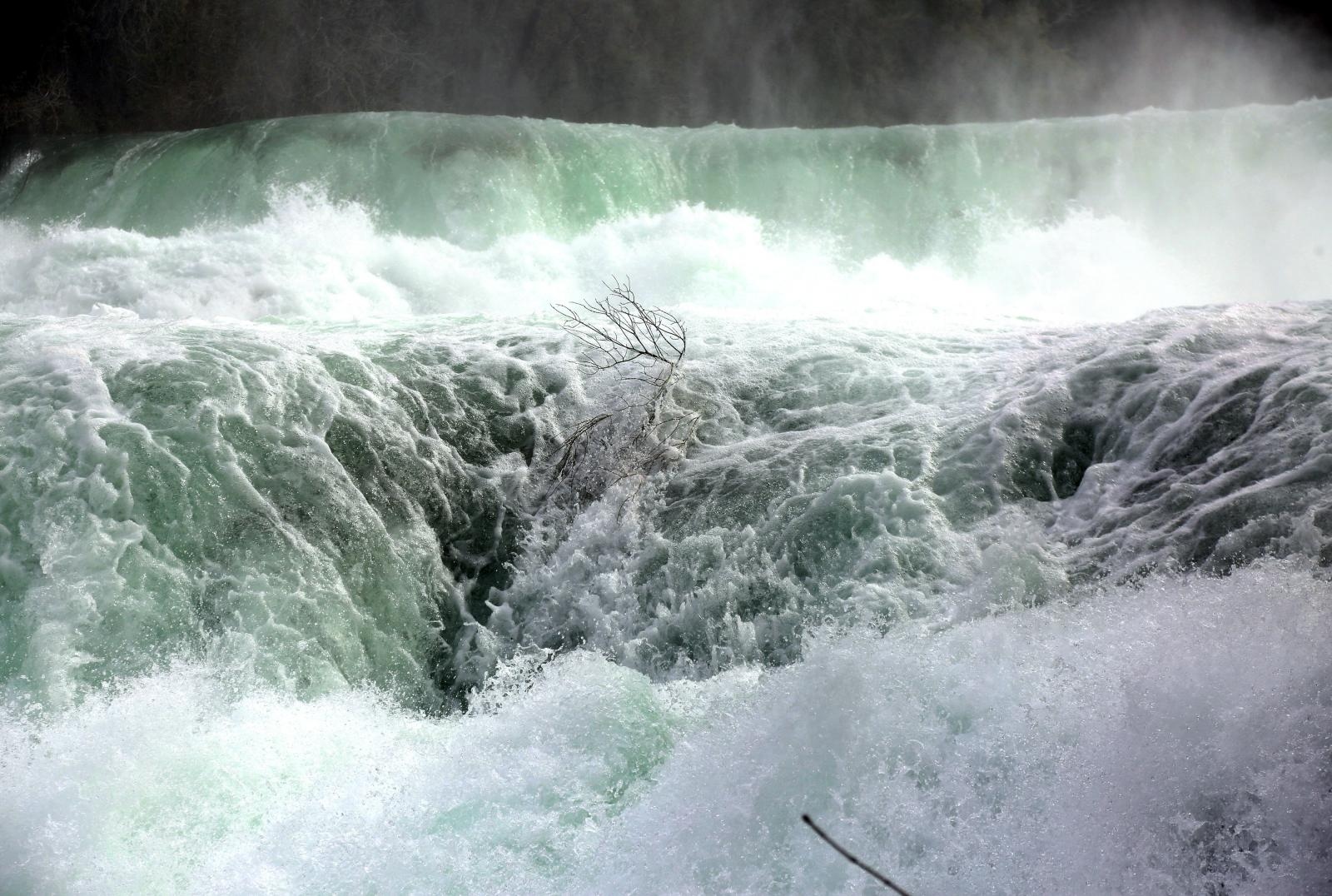 Vjetar raznoseći vodenu pjenu i sitne kapljice stvara poseban ugođaj u NP Krka