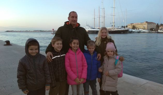 Na fotografiji vidimo Hanu Milić, učenicu 3. razreda, Marijelu Orlić, učenicu drugog razreda, Danu Dominisa, učenika drugog razreda, Matu Šešelju, učenika  2. razreda, Lovru Milića, učenika prvog razreda te Teodoru Milić, polaznicu saljskog Dječjeg vrtića