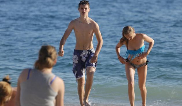 Ljetne temperature su se vratile i na zadarskoj plaži Kolovare je otvorena sezona kupanja.  Photo: Filip Brala/PIXSELL