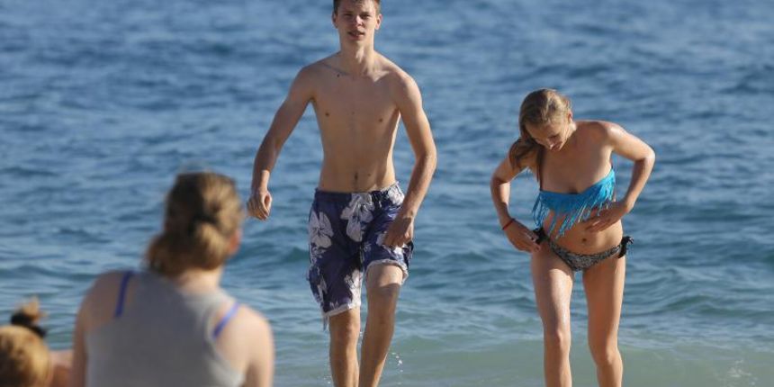 Ljetne temperature su se vratile i na zadarskoj plaži Kolovare je otvorena sezona kupanja. Photo: Filip Brala/PIXSELL Ljetne temperature su se vratile i na zadarskoj plaži Kolovare je otvorena sezona kupanja. Photo: Filip Brala/PIXSELL