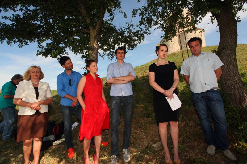 26.06.2013., Nin – Predstavljanje naslovnice, vizualnog identiteta i kreativnog tima najveceg kataloga na svijetu Neodoljiva Hrvatska, pored krunidbene crkve svetog Nikole u Ninu. Photo: Zeljko Mrsic/PIXSELL 26.06.2013., Nin – Predstavljanje naslovnice, vizualnog identiteta i kreativnog tima najveceg kataloga na svijetu Neodoljiva Hrvatska, pored krunidbene crkve svetog Nikole u Ninu. Photo: Zeljko Mrsic/PIXSELL