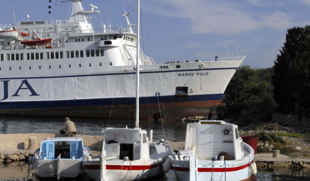 Kornati, Otok Sit, 261009 .
Putnicki brod Marko Polo nasukao se prekjucer unutar otoka Sita na sjeverozapadnoj strani. 
Marko Polo je provom zaorao barem desetak metara u kopno, srusio morske stijene i raslinje, probio zid ograde obitelji Kovacev i zausta