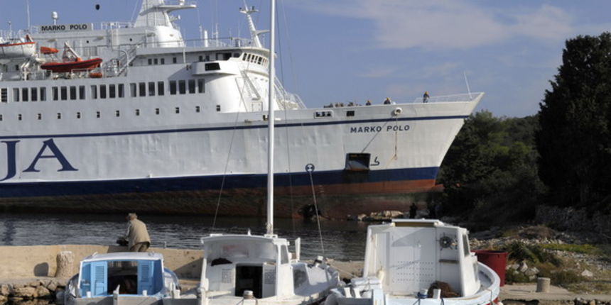 Kornati, Otok Sit, 261009 .
Putnicki brod Marko Polo nasukao se prekjucer unutar otoka Sita na sjeverozapadnoj strani. 
Marko Polo je provom zaorao barem desetak metara u kopno, srusio morske stijene i raslinje, probio zid ograde obitelji Kovacev i zausta