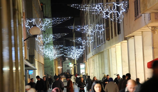 Zadar, 141210.
Blagdanska atmosfera u Zadru.
Na slici: Kalelarga.
Foto: Andrija Lucic / cropix