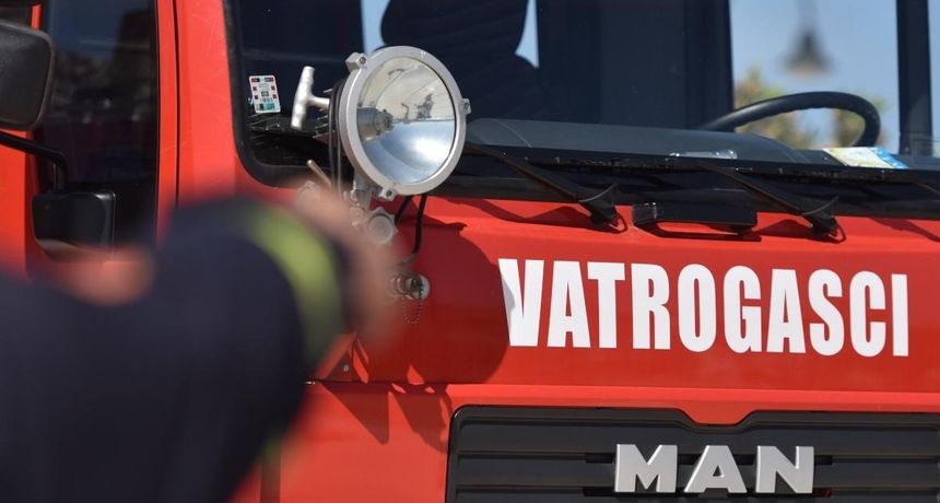 Vatrogasno vozilo, vatrogasci Vatrogasno vozilo, vatrogasci