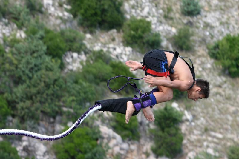 28.6.2014., Maslenica – Gimnasticar Marijo Moznik otvorio je sezonu bungee skokova s Maslenickog mosta. On je izveo dvostruki salto s uronom u more. Photo: Dino Stanin/PIXSELL
