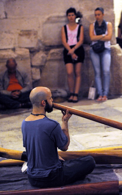 Zadar, 300510.
Veceras je u u crkvi Sv. Donata u sklopu projekta “Dolazak u bastinu” gostovao Dubravko Lapaine svirac didgeridooa, najstarijeg puhaceg instrumenta porijeklom iz Australije.
Foto: Andrija Lucic / Cropix Zadar, 300510.
Veceras je u u crkvi Sv. Donata u sklopu projekta “Dolazak u bastinu” gostovao Dubravko Lapaine svirac didgeridooa, najstarijeg puhaceg instrumenta porijeklom iz Australije.
Foto: Andrija Lucic / Cropix