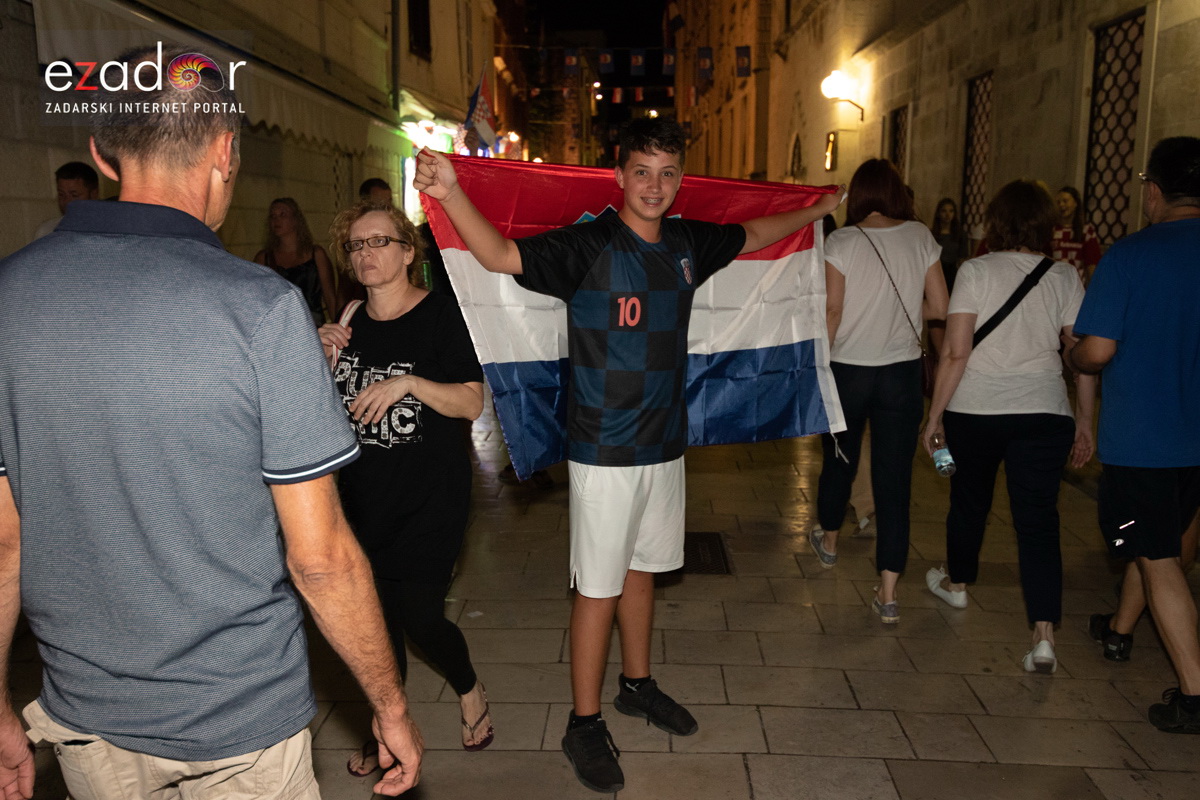 Čudesna noć: Velika fešta ulicama Zadra nakon plasmana Vatrenih u finale SP Čudesna noć: Velika fešta ulicama Zadra nakon plasmana Vatrenih u finale SP