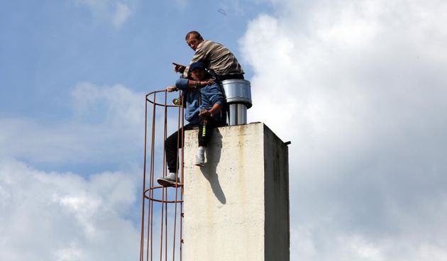 Marko Fiket i Dario Ivankovic popeli se na dimnjak Centra za socijalnu skrb gdje su proveli gotovo 4 sata trazeci svoja prava. Djelatnici centra su razgovarali sa prosvjednicima.