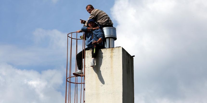 Marko Fiket i Dario Ivankovic popeli se na dimnjak Centra za socijalnu skrb gdje su proveli gotovo 4 sata trazeci svoja prava. Djelatnici centra su razgovarali sa prosvjednicima. Marko Fiket i Dario Ivankovic popeli se na dimnjak Centra za socijalnu skrb gdje su proveli gotovo 4 sata trazeci svoja prava. Djelatnici centra su razgovarali sa prosvjednicima.