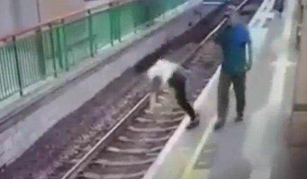 Ničim izazvan hladno gurnuo ženu s perona na tračnice
