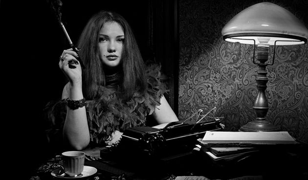 Žena, cigarete, pisanje