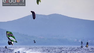 Guštanje surfera u jakom jugu Guštanje surfera u jakom jugu