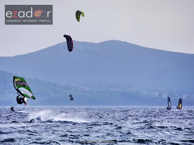Guštanje surfera u jakom jugu Guštanje surfera u jakom jugu