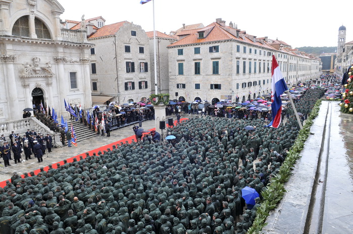 Dubrovnik, 061211.
Svecani mimohod i postrojavanje branitelja grada Dubrovnika iz 1991. godine na Stradunu u sklopu proslave dana Branitelja pred predsjednikom RH Ivom Josipovicem.
Foto: Tonci Plazibat / CROPIX Dubrovnik, 061211.
Svecani mimohod i postrojavanje branitelja grada Dubrovnika iz 1991. godine na Stradunu u sklopu proslave dana Branitelja pred predsjednikom RH Ivom Josipovicem.
Foto: Tonci Plazibat / CROPIX