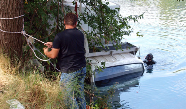 Metkovic, 060910.
Neobicna nesreca na veletrznici u Metkovicu, kada je vozac kamiona zaustavio vozilo na nizbrdici te nije zategnuo rucnu kocnicu pa se vozilo naslo u rijeci Neretvi.
Kamion hladnjaca nije potonuo vec je otplutao 50 metara nizvodno gdje su