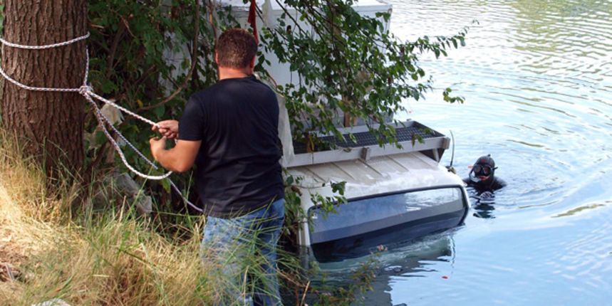 Metkovic, 060910.
Neobicna nesreca na veletrznici u Metkovicu, kada je vozac kamiona zaustavio vozilo na nizbrdici te nije zategnuo rucnu kocnicu pa se vozilo naslo u rijeci Neretvi.
Kamion hladnjaca nije potonuo vec je otplutao 50 metara nizvodno gdje su