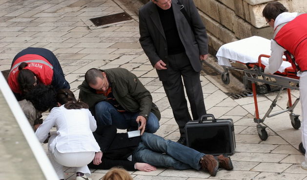 Zadar, 240210. Zadarskom studentu pozlilo je u srijedu oko 11 sati na Narodnom trgu. Pao je i udario glavom o tlo. Izgubio je svijest, a krv je potekla po plocniku. Priskocili su prisebni gradjani, pokusali zaustaviti krvarenje. Mobitelom su pozvali Hitnu