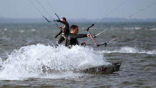 Nin, 150111.
Clanovi Kiteboarding kluba Spinaker iz Zadra na ninskoj plazi Zdrijac.
Foto: Jure Miskovic / CROPIX