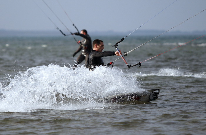 Nin, 150111.
Clanovi Kiteboarding kluba Spinaker iz Zadra na ninskoj plazi Zdrijac.
Foto: Jure Miskovic / CROPIX