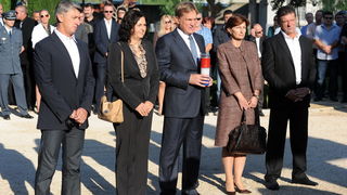 Zadar, 061012.
Povodom Dana obrane grada predstavnici lokalne vlasti, suborci, prijatelji i obitelj polozili su vijence kod spomenika poginulim braniteljima na gradskom groblju.
Na fotografiji: Bozidar Longin, saborska zastupnica Nevenka Marinovic, sabors