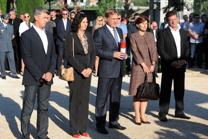 Zadar, 061012.
Povodom Dana obrane grada predstavnici lokalne vlasti, suborci, prijatelji i obitelj polozili su vijence kod spomenika poginulim braniteljima na gradskom groblju.
Na fotografiji: Bozidar Longin, saborska zastupnica Nevenka Marinovic, sabors