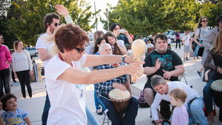Glazbeno scenski nastup “Iskra ljubavi za mir” i grupna meditacija na Forumu