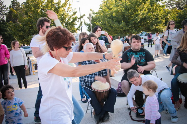 Glazbeno scenski nastup “Iskra ljubavi za mir” i grupna meditacija na Forumu