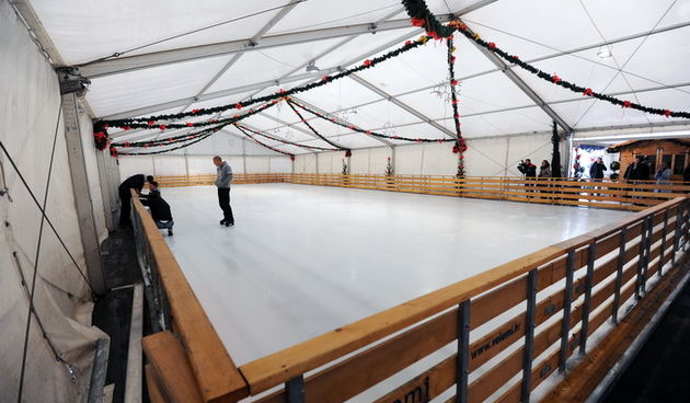 Zadar, 041212.
Denis Ventini iz tvrtke koja postavlja klizaliste na poluotoku, danas je na presici najavio kako je otvorenje klizlista sutra u 19h.
Na fotografiji: na klizalistu se obavljaju zadnje pripreme.
Foto: Luka Gerlanc / CROPIX