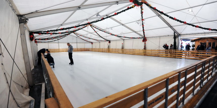 Zadar, 041212.
Denis Ventini iz tvrtke koja postavlja klizaliste na poluotoku, danas je na presici najavio kako je otvorenje klizlista sutra u 19h.
Na fotografiji: na klizalistu se obavljaju zadnje pripreme.
Foto: Luka Gerlanc / CROPIX