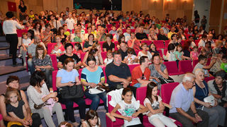 Premijera predstave Ružno pače u izvedbi radionice Donatolina