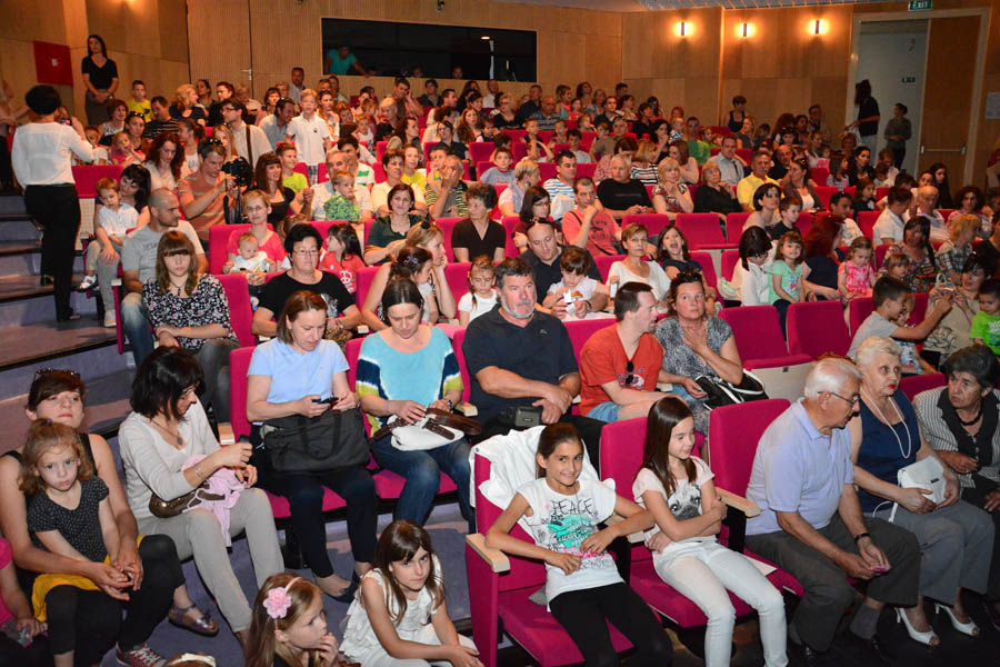 Premijera predstave Ružno pače u izvedbi radionice Donatolina