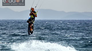 Guštanje surfera u jakom jugu Guštanje surfera u jakom jugu