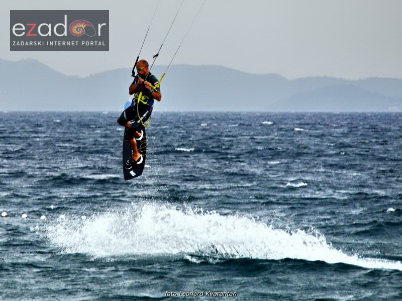 Guštanje surfera u jakom jugu Guštanje surfera u jakom jugu