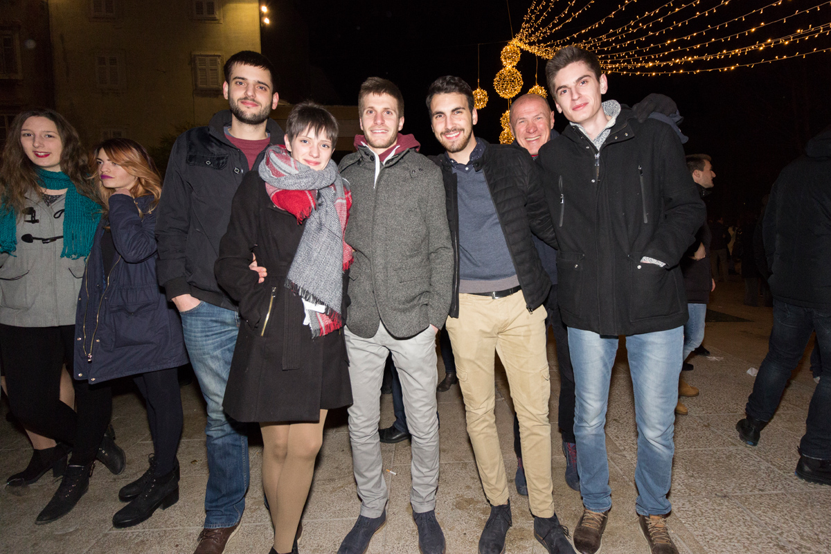 Doček 2017: Najluđa noć na zadarskom Poluotoku privukla više tisuća Zadrana i gostiju Doček 2017: Najluđa noć na zadarskom Poluotoku privukla više tisuća Zadrana i gostiju