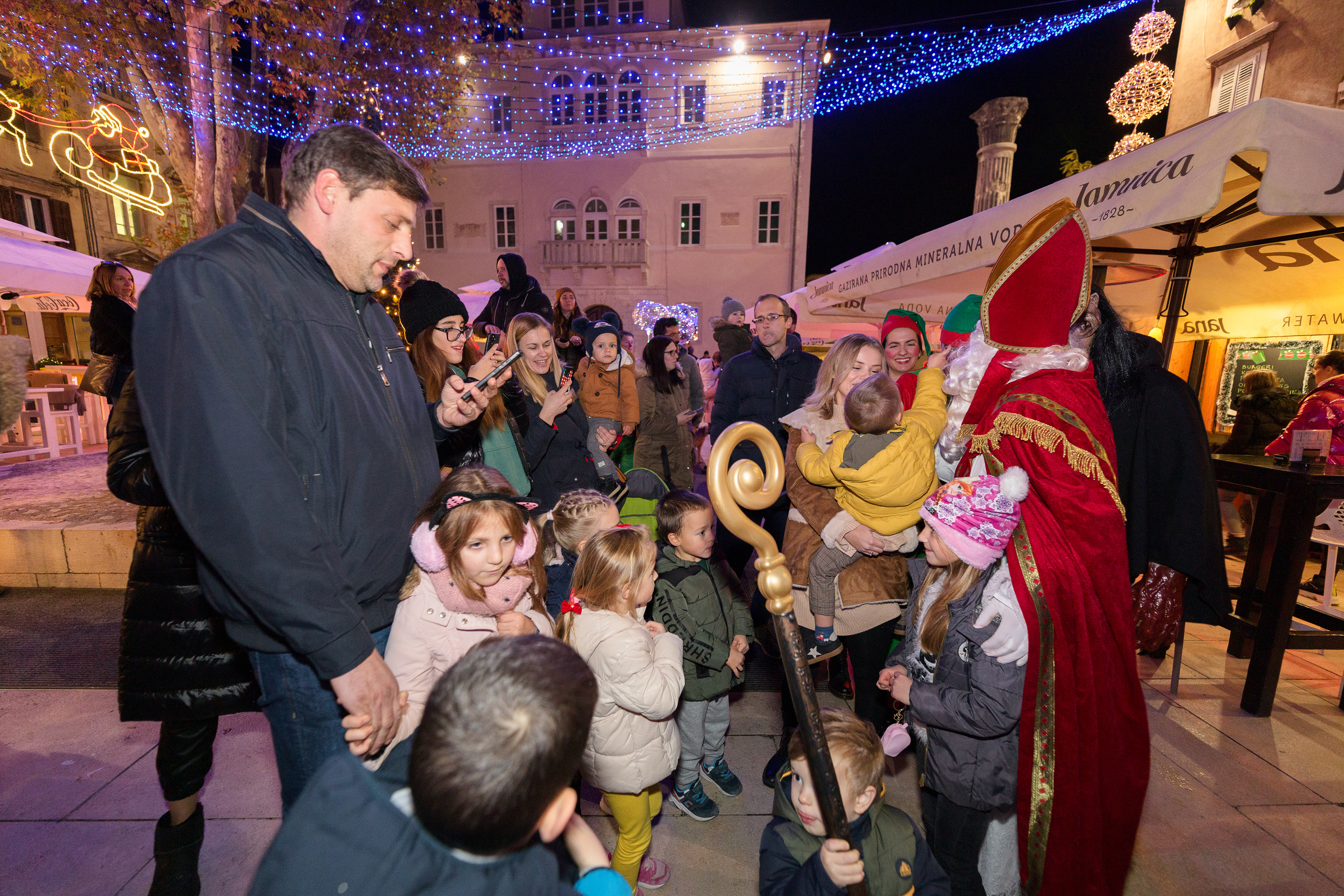 Sveti Nikola i bend Zaratino razveselili i zabavili posjetitelje Sveti Nikola i bend Zaratino razveselili i zabavili posjetitelje