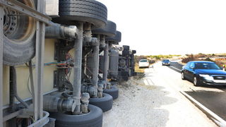 Zadar, 240211.
Jaka bura koja puse na Zadarskom podrucju prevrnula je kamion kod Obrovca. Maslenicki most je zatvoren za sav promet.
Foto: Andrija Lucic / Cropix Zadar, 240211.
Jaka bura koja puse na Zadarskom podrucju prevrnula je kamion kod Obrovca. Maslenicki most je zatvoren za sav promet.
Foto: Andrija Lucic / Cropix