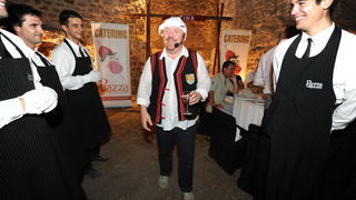 Benkovac, 060712.
U Benkovackom odrzan je 3. festival vina sjeverne i srednje Dalmacije “Vinfest Benkovac 2012”.
Na fotografiji: program je vodi Drele.
Foto: Luka Gerlanc / CROPIX Benkovac, 060712.
U Benkovackom odrzan je 3. festival vina sjeverne i srednje Dalmacije “Vinfest Benkovac 2012”.
Na fotografiji: program je vodi Drele.
Foto: Luka Gerlanc / CROPIX