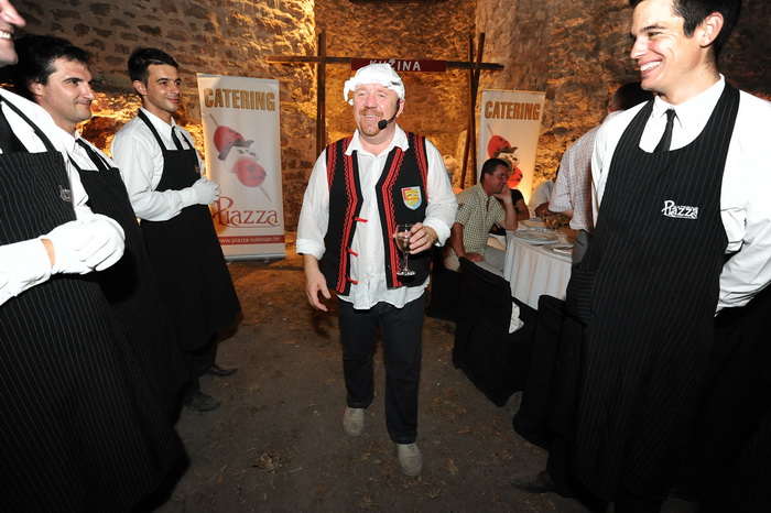 Benkovac, 060712.
U Benkovackom odrzan je 3. festival vina sjeverne i srednje Dalmacije “Vinfest Benkovac 2012”.
Na fotografiji: program je vodi Drele.
Foto: Luka Gerlanc / CROPIX Benkovac, 060712.
U Benkovackom odrzan je 3. festival vina sjeverne i srednje Dalmacije “Vinfest Benkovac 2012”.
Na fotografiji: program je vodi Drele.
Foto: Luka Gerlanc / CROPIX