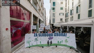 Prosvjedni skup roditelja protiv politike obaveznog cijepljenja Prosvjedni skup roditelja protiv politike obaveznog cijepljenja